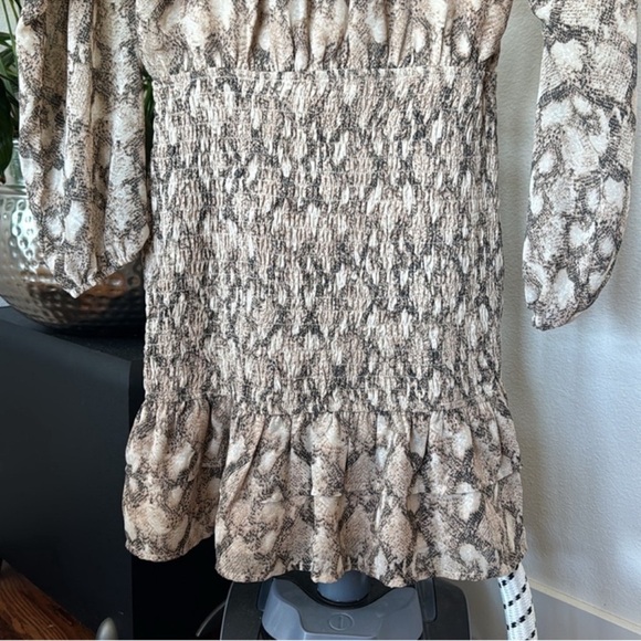 Le Lis Chiffon Snake Print Mini Dress Sz M V Neck Ruffle Hem  Smocked Skirt - Picture 10 of 10